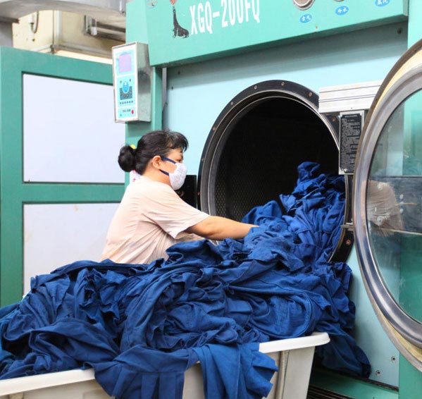 特大型干洗机操作现场